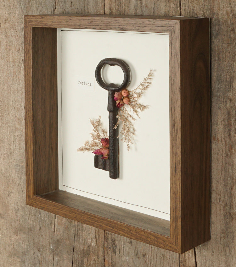 Cornice in legno "fortuna" con una Chiave in metallo e fiori essiccati