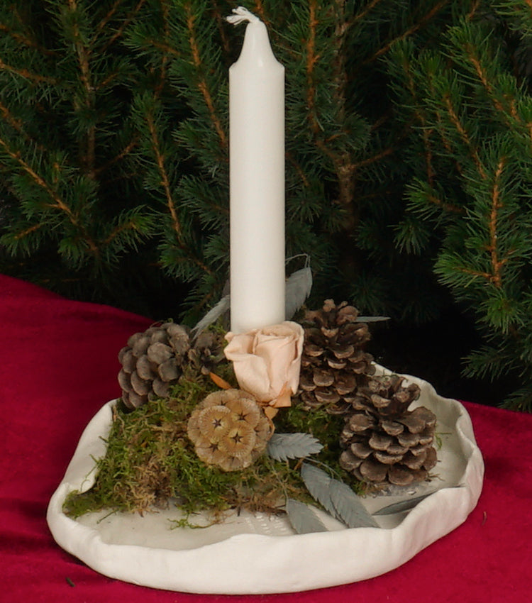 Candela Natalizia su terra cruda con Pigne, Muschio e piante