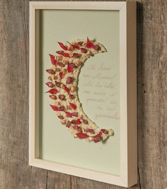 Cornice in legno grande con una Mezzaluna di fiori essiccati e un Aforisma