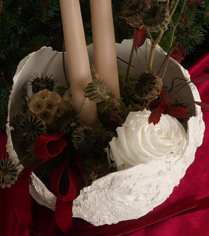 Centrotavola Natalizio su gesso con Candele, una Rosa, piante e Muschio