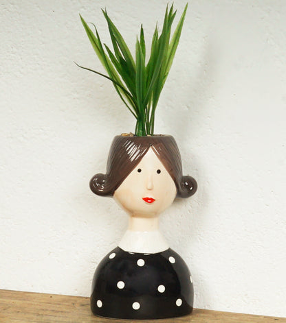 "Busto di una Donna con un Vaso sopra la testa" in ceramica