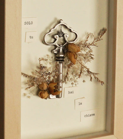 Cornice in legno "SOLO tu hai la chiave" con una Chiave in metallo e fiori essiccati