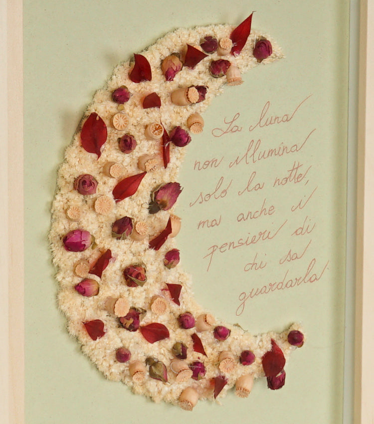 Cornice in legno grande con una Mezzaluna di fiori essiccati e un Aforisma