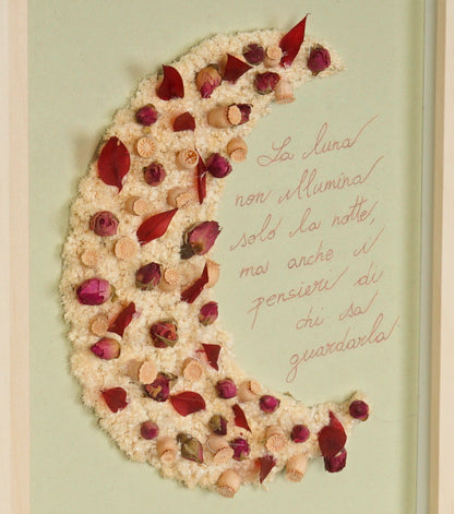 Cornice in legno grande con una Mezzaluna di fiori essiccati e un Aforisma