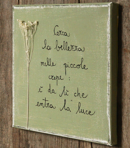 Quadretto in tela con un aforisma e fiori essiccati