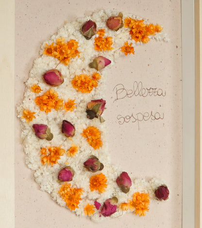 Cornice in legno "Bellezza sospesa" con una Mezzaluna di fiori essiccati