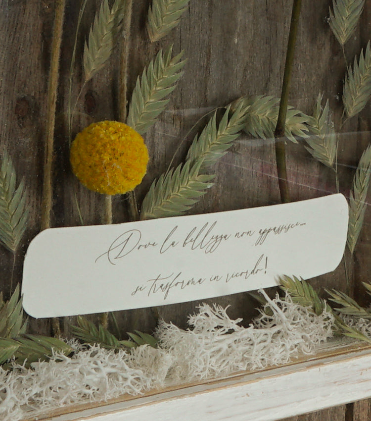 Cornice in legno "Dove la bellezza non appassisce... si trasforma in ricordo!" con vetro e fiori essiccati