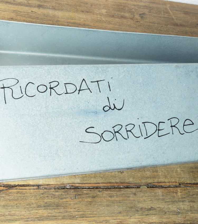 Scatolina "RICORDATI di SORRIDERE" in latta