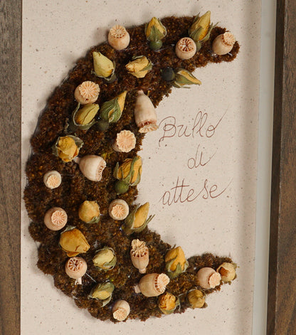 Cornice in legno "Brilla di attese" con una Mezzaluna di fiori essiccati