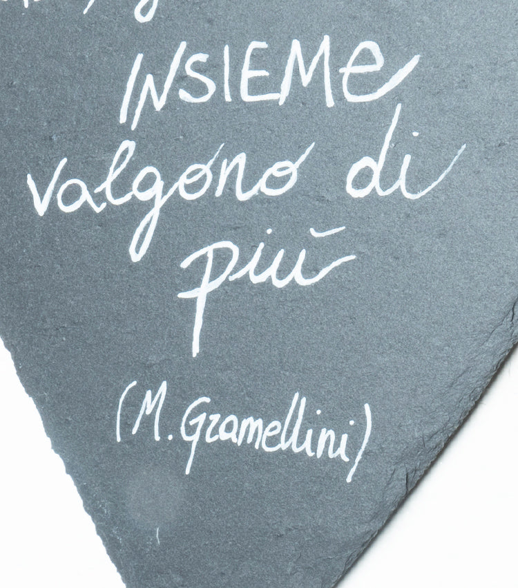 Lavagnetta a forma di un Cuore in ardesia con un aforisma di Massimo Gramellini