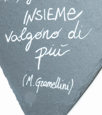 Lavagnetta a forma di un Cuore in ardesia con un aforisma di Massimo Gramellini