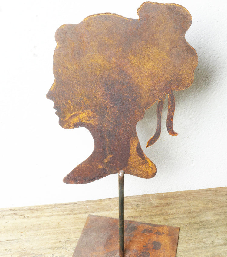 Sagoma di una Donna in corten