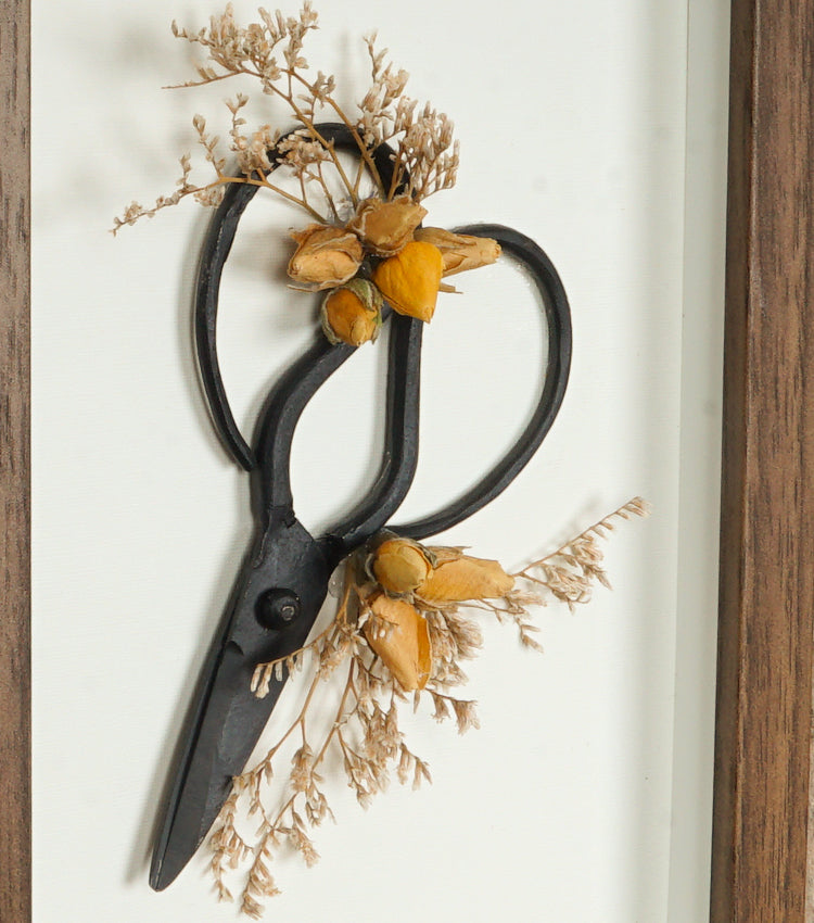 Cornice in legno con delle Forbici in metallo e fiori essiccati
