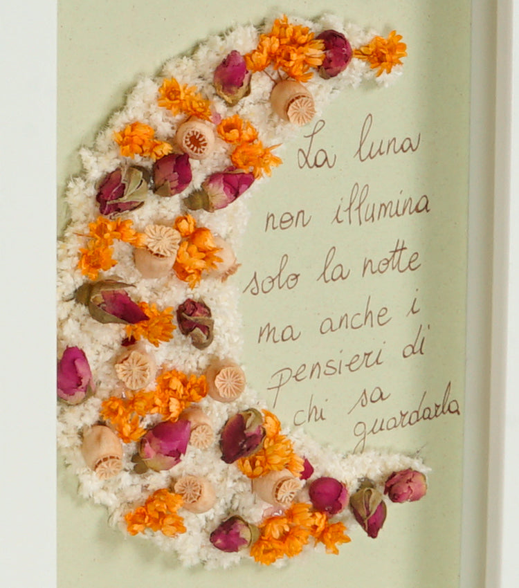 Cornice in legno piccola con una Mezzaluna di fiori essiccati e un Aforisma