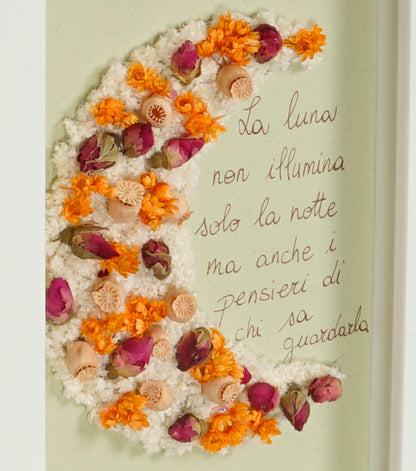 Cornice in legno piccola con una Mezzaluna di fiori essiccati e un Aforisma
