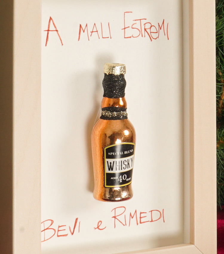 Cornice in legno "A MALI ESTREMI Bevi e Rimedi" con una "Bottiglia di Whisky Natalizia" in metallo