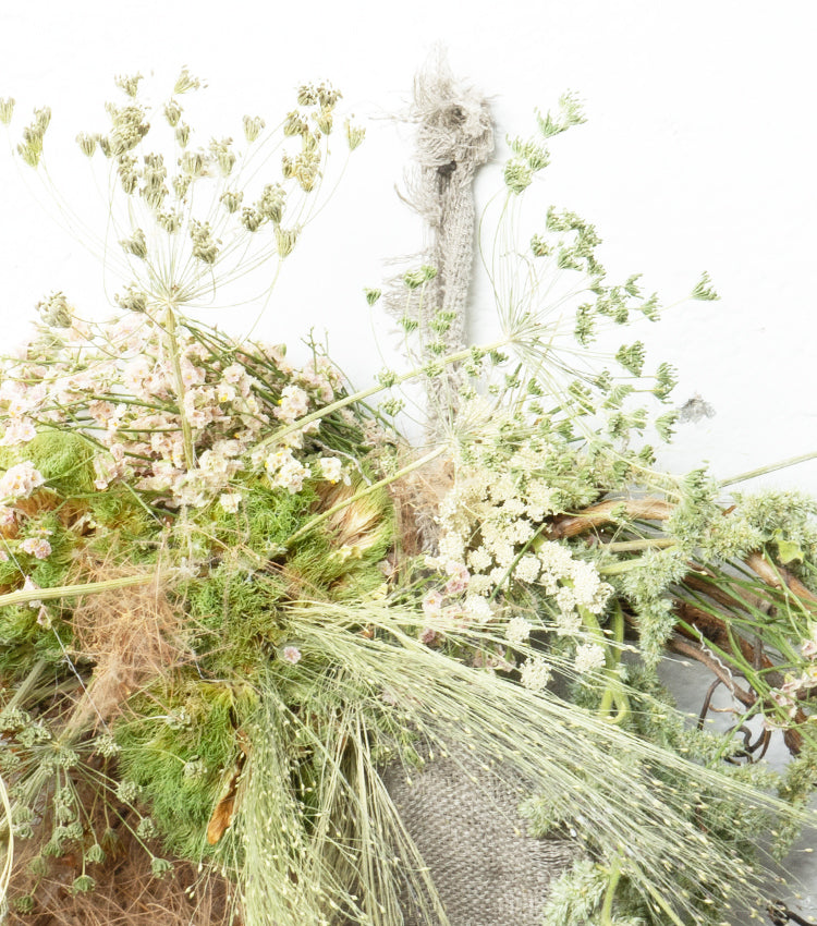 Decorazione in legno con fiori essiccati e lino