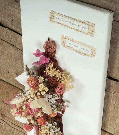 Quadro in tela "È dalle crepe più profonde che entra la luce." con fiori essiccati e Farfalle in carta