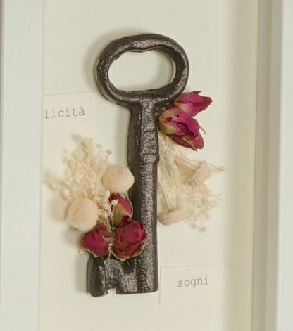 Cornice in legno "felicità - sogni" con una Chiave in metallo e fiori essiccati