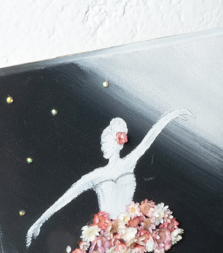 Quadro in tela con una Ballerina, fiori essiccati e brillantini