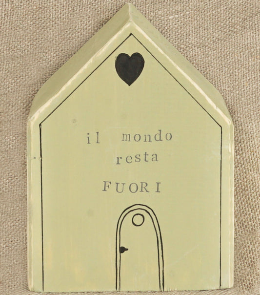 Casetta in legno "il mondo resta FUORI"