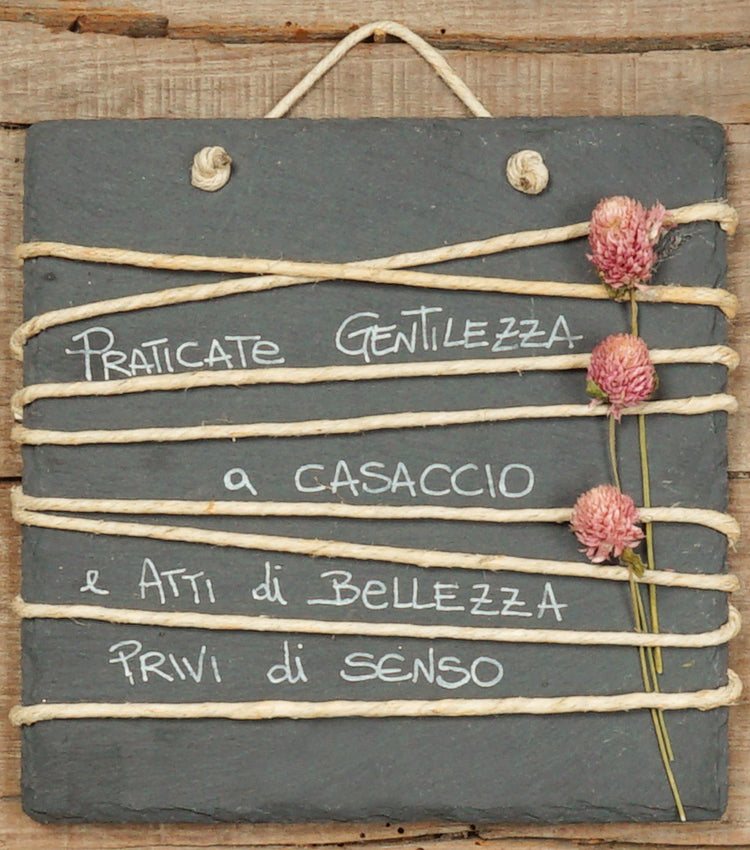 Quadretto in ardesia "Praticate gentilezza a casaccio e atti di bellezza privi di senso" con fiori essiccati e corda