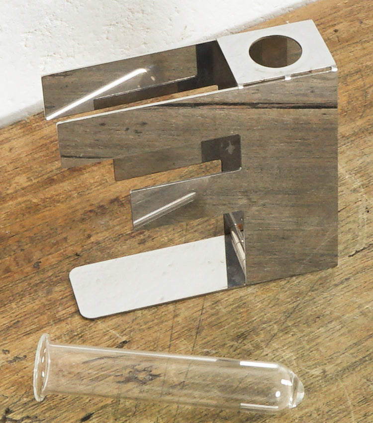 "Lettera F Porta-Fiori/Essenze" in acciaio