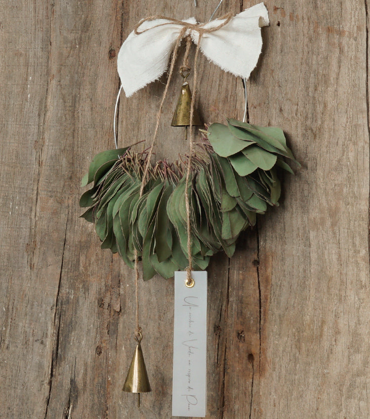 Decorazione in metallo "Un cerchio di Verde un augurio di Pace" con Campanelli, Eucalypto essiccato, cotone e spago