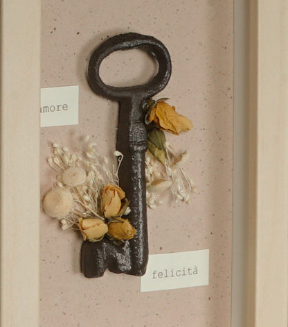 Cornice in legno "amore - felicità" con una Chiave in metallo e fiori essiccati
