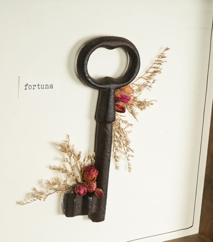 Cornice in legno "fortuna" con una Chiave in metallo e fiori essiccati