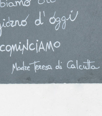 Lavagnetta in ardesia con un aforisma di Maria Teresa di Calcutta