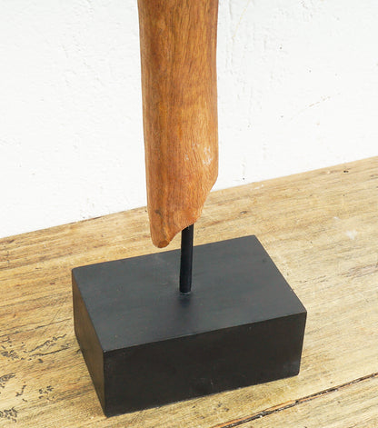 Scultura di una Donna Voltata in legno