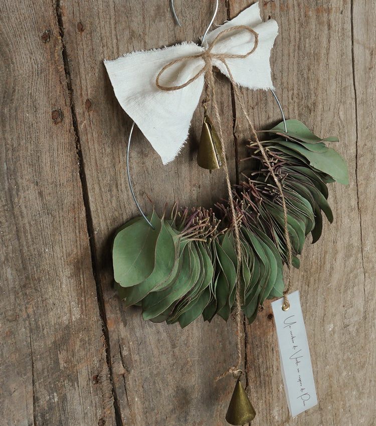 Decorazione in metallo "Un cerchio di Verde un augurio di Pace" con Campanelli, Eucalypto essiccato, cotone e spago