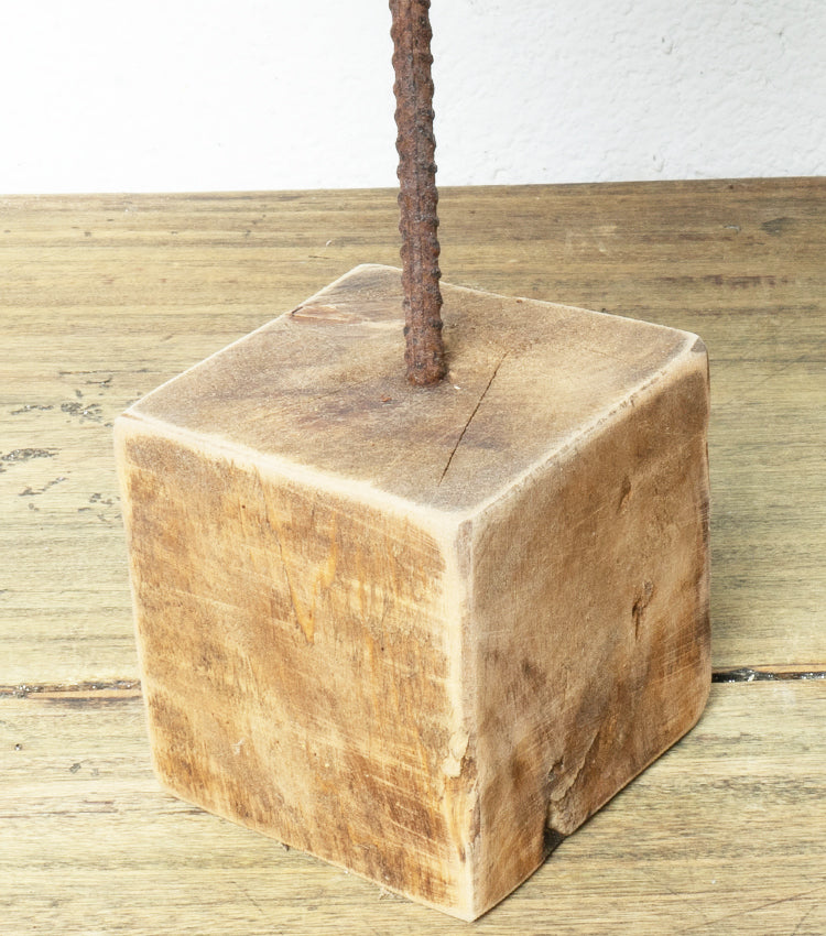 Cuore con base in legno e metallo