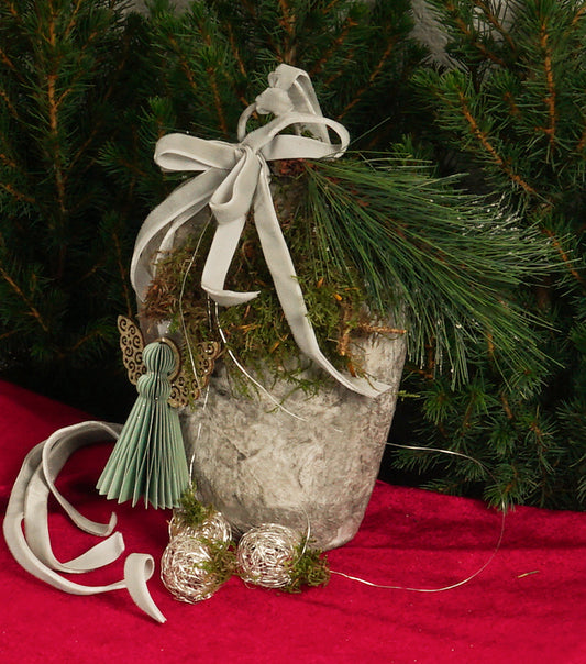 Campanaccio Natalizio in legno con un Angioletto, muschio e rami di Abete