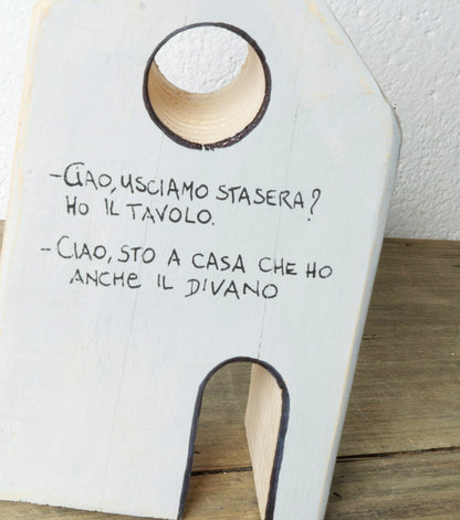 Casetta "- CIAO, USCIAMO STASERA? HO IL TAVOLO - CIAO, STO A CASA CHE HO ANCHE IL DIVANO" in legno