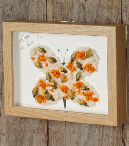 Cornice in legno "libera le tue ali" con una Farfalla di fiori essiccati