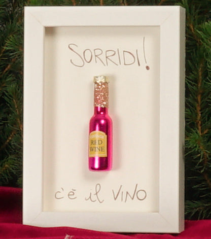 Cornice in legno "SORRIDI! c'è il VINO" con una "Bottiglia di Vino Natalizia" in metallo