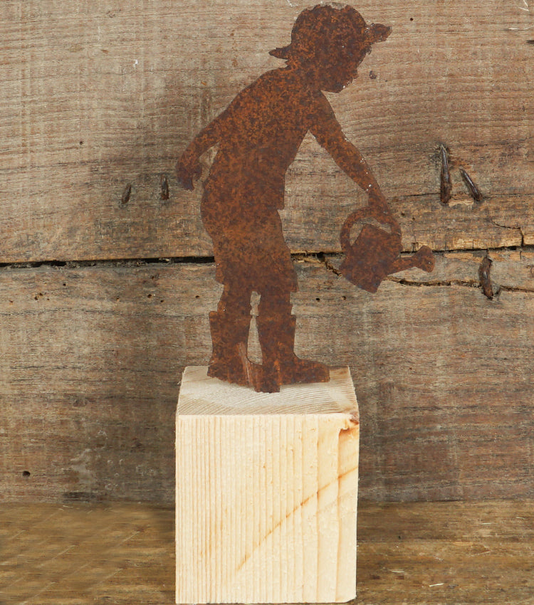 "Bambino che Annaffia" in corten con Base in legno