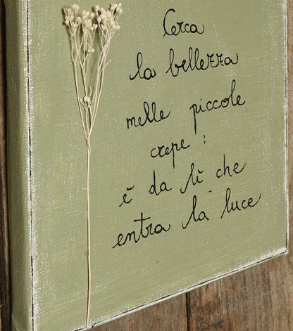 Quadretto in tela con un aforisma e fiori essiccati