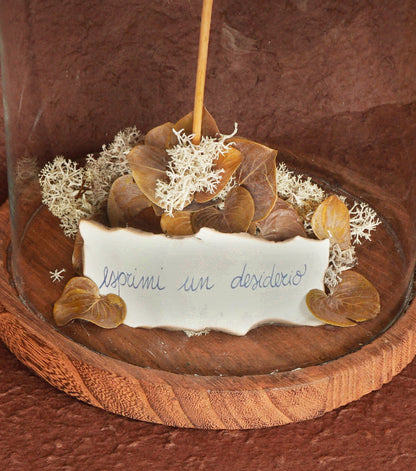 "Il Grande Soffione nella Boule" in vetro e legno con una scritta, carta e piante essiccate e stabilizzate