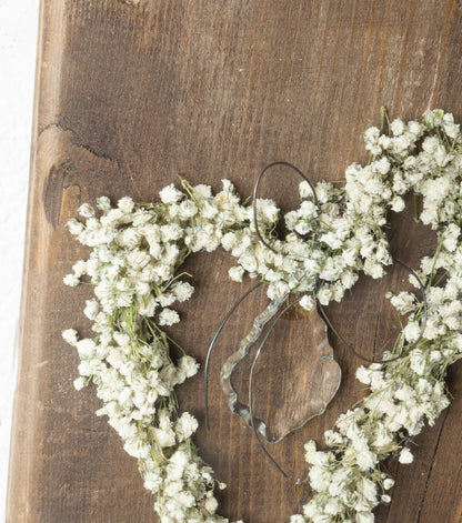 Quadretto in legno con un Cuore di Gypsophila essiccata, una Perlina in vetro e fil di ferro