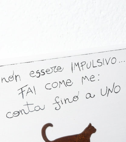 Quadro in tela "non essere IMPULSIVO... FAI COME ME: conta fino a UNO" con un Gattino in corten e fiori essiccati e stabilizzati