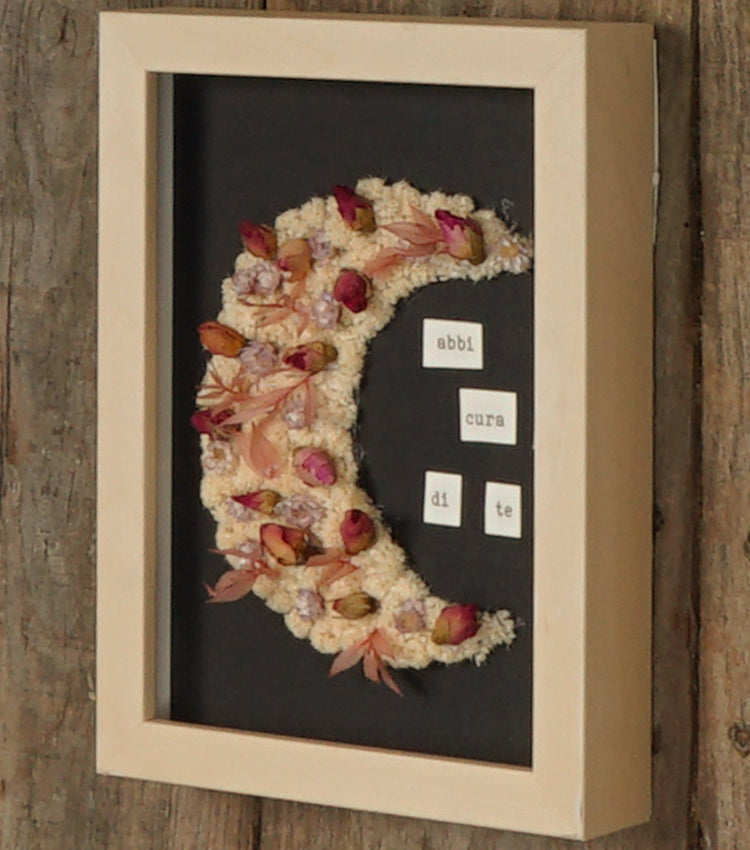 Cornice in legno "abbi cura di te" con una Mezzaluna di fiori essiccati