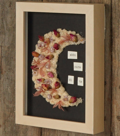 Cornice in legno "abbi cura di te" con una Mezzaluna di fiori essiccati