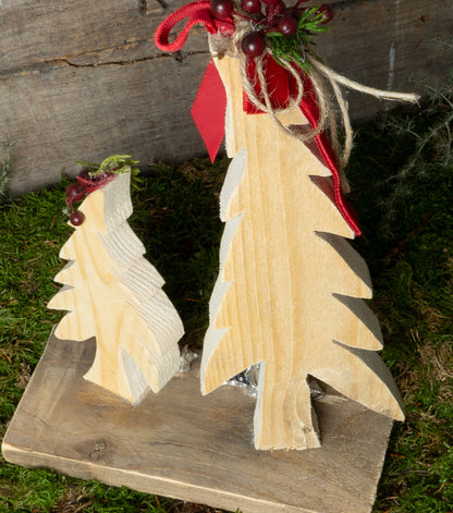"Alberelli Natalizi" in legno con "Natività" in metallo, Bacche e rami di Abete sintetici, velluto e spago