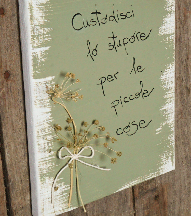 Quadretto in tela con un aforisma, fiori essiccati e spago