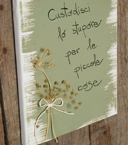 Quadretto in tela con un aforisma, fiori essiccati e spago