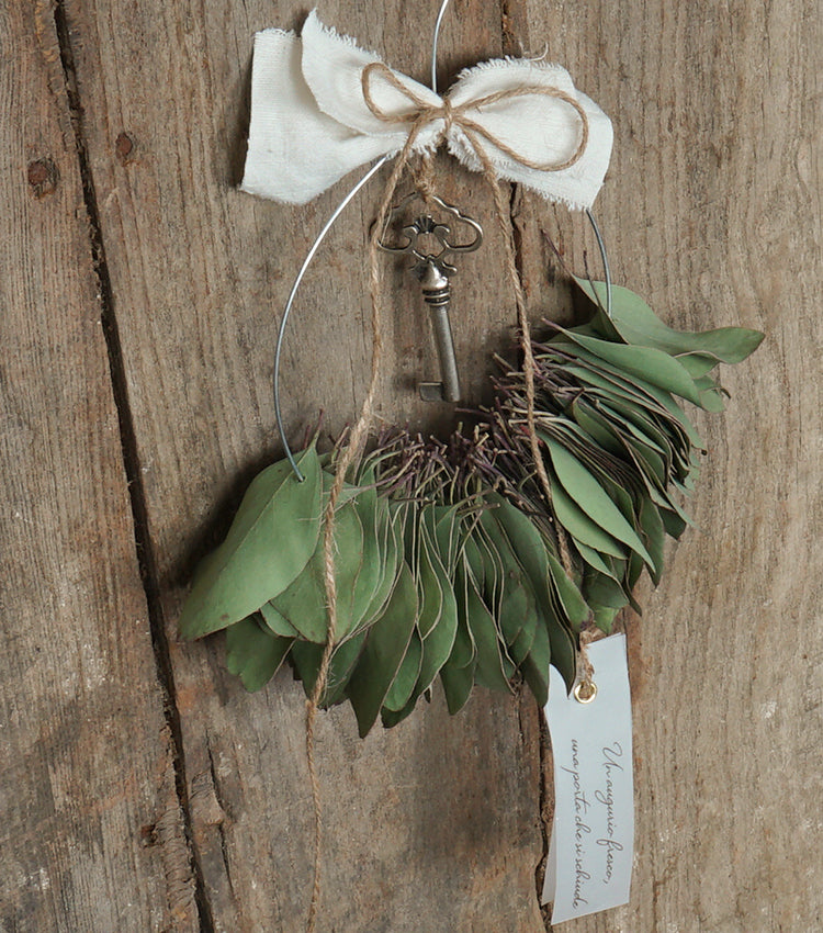 Decorazione in metallo "Un augurio fresco, una porta che si schiude" con una Chiave, Eucalypto essiccato, cotone e spago