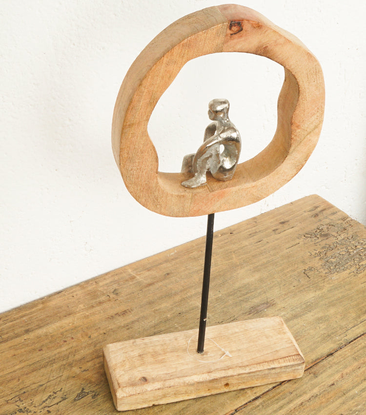 "L'Uomo nell'Orbita" in peltro e legno